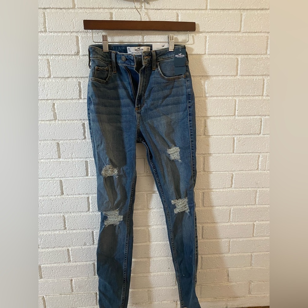 Hollister curvy ultra high-rise super skinny jeans. Never worn, still has tag.